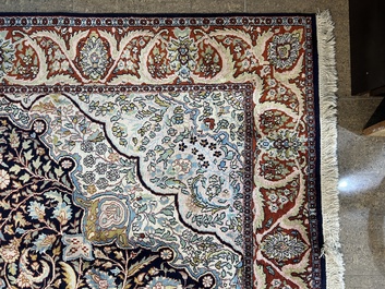 Een Perzisch Kashmir tapijt met floraal decor, zijde op katoen, 20ste eeuw