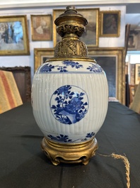 Vase en porcelaine de Chine bleu et blanc &agrave; d&eacute;cor floral mont&eacute; en lampe aux montures en bronze dor&eacute;, Kangxi
