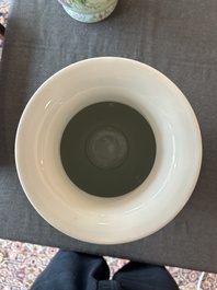 Paire de vases en porcelaine de Chine famille rose &agrave; d&eacute;cor de dames de la cour se relaxant dans un jardin palatial, marque Qianlong, R&eacute;publique, 20&egrave;me