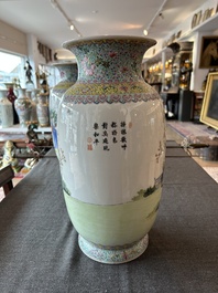 Paire de vases en porcelaine de Chine famille rose &agrave; d&eacute;cor de dames de la cour se relaxant dans un jardin palatial, marque Qianlong, R&eacute;publique, 20&egrave;me