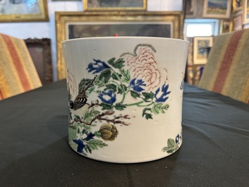 Grand pot &agrave; pinceaux en porcelaine de Chine famille verte &agrave; d&eacute;cor d'oiseaux sur branches fleuries et de papillons, Chine, 20&egrave;me si&egrave;cle