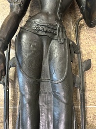 Grande figure de Tara debout sur un tr&ocirc;ne de lotus en bronze patin&eacute;, Nepal, 19&egrave;me/20&egrave;me si&egrave;cle