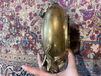 Br&ucirc;le-parfum en bronze &agrave; d&eacute;cor en relief, marque de Xuande, Chine, 19&egrave;me/20&egrave;me si&egrave;cle