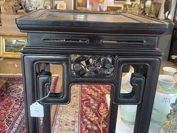 Socle de forme carr&eacute;e en bois sculpt&eacute;, Chine, 19&egrave;me si&egrave;cle