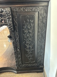 Vitrine en bois dur sculpt&eacute;, Chine ou Vietnam, 19&egrave;me si&egrave;cle