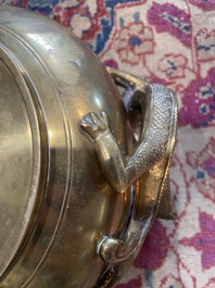 Br&ucirc;le-parfum en bronze &agrave; d&eacute;cor en relief, marque de Xuande, Chine, 19&egrave;me/20&egrave;me si&egrave;cle