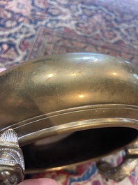 Br&ucirc;le-parfum en bronze &agrave; d&eacute;cor en relief, marque de Xuande, Chine, 19&egrave;me/20&egrave;me si&egrave;cle