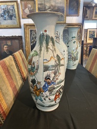 Trois vases en porcelaine de Chine famille rose &agrave; d&eacute;cor figuratif, 19&egrave;me/20&egrave;me si&egrave;cle