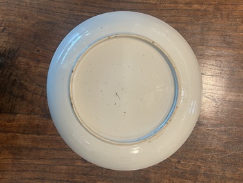 Paire d'assiettes en porcelaine de Chine famille rose &agrave; d&eacute;cor de lettr&eacute; et son serviteur dans un int&eacute;rieur, Qianlong/Jiaqing