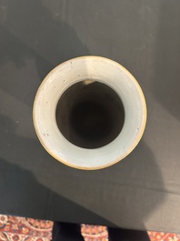 Vase de forme rouleau en porcelaine de Chine monochrome jaune &agrave; d&eacute;cor incis&eacute; de ph&eacute;nix, 19&egrave;me si&egrave;cle