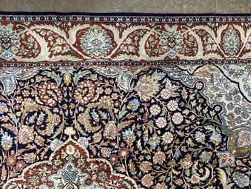 Een Perzisch Kashmir tapijt met floraal decor, zijde op katoen, 20ste eeuw