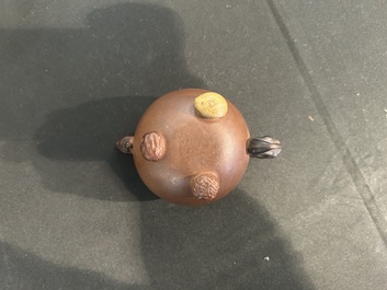 Sept th&eacute;i&egrave;res en porcelaine de Chine bleu, blanc, famille rose, verte et en gr&egrave;s de Yixing, Kangxi et post&eacute;rieur