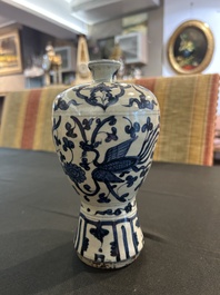 Vase de type meiping en porcelaine de Chine bleu et blanc &agrave; d&eacute;cor de ph&eacute;nix parmi des rinceaux de lotus, Ming