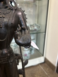 Grande figure de Tara debout sur un tr&ocirc;ne de lotus en bronze patin&eacute;, Nepal, 19&egrave;me/20&egrave;me si&egrave;cle
