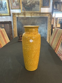 Vase de forme rouleau en porcelaine de Chine monochrome jaune &agrave; d&eacute;cor incis&eacute; de ph&eacute;nix, 19&egrave;me si&egrave;cle