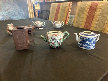 Sept th&eacute;i&egrave;res en porcelaine de Chine bleu, blanc, famille rose, verte et en gr&egrave;s de Yixing, Kangxi et post&eacute;rieur