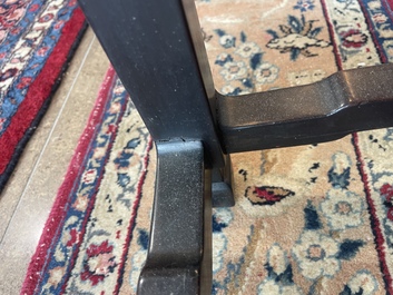 Socle de forme carr&eacute;e en bois sculpt&eacute;, Chine, 19&egrave;me si&egrave;cle