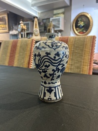 Vase de type meiping en porcelaine de Chine bleu et blanc &agrave; d&eacute;cor de ph&eacute;nix parmi des rinceaux de lotus, Ming