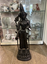Grande figure de Tara debout sur un tr&ocirc;ne de lotus en bronze patin&eacute;, Nepal, 19&egrave;me/20&egrave;me si&egrave;cle