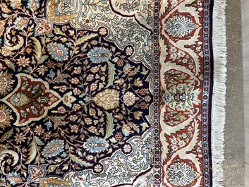 Een Perzisch Kashmir tapijt met floraal decor, zijde op katoen, 20ste eeuw