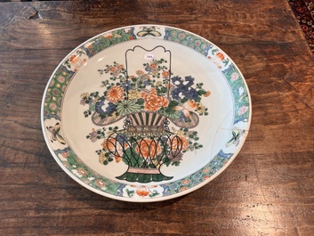Deux plats en porcelaine de Chine famille verte &agrave; d&eacute;cor floral, Kangxi