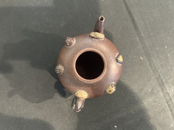 Sept th&eacute;i&egrave;res en porcelaine de Chine bleu, blanc, famille rose, verte et en gr&egrave;s de Yixing, Kangxi et post&eacute;rieur