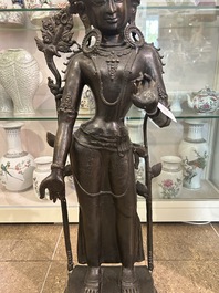 Grande figure de Tara debout sur un tr&ocirc;ne de lotus en bronze patin&eacute;, Nepal, 19&egrave;me/20&egrave;me si&egrave;cle