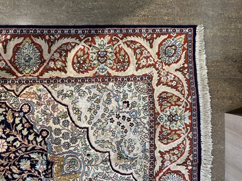 Een Perzisch Kashmir tapijt met floraal decor, zijde op katoen, 20ste eeuw