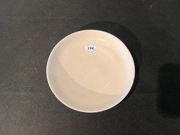 Deux assiettes en porcelaine blanche monochrome de Chine venant de l'&eacute;pave Vung Tao, Kangxi, vers 1690