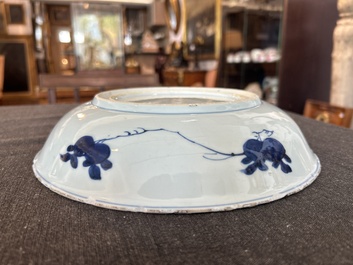 Plat en porcelaine de Chine bleu et blanc &agrave; d&eacute;cor 'sanduo', Kangxi
