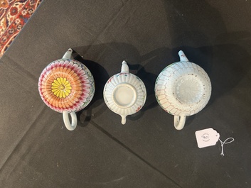 Sept th&eacute;i&egrave;res en porcelaine de Chine bleu, blanc, famille rose, verte et en gr&egrave;s de Yixing, Kangxi et post&eacute;rieur