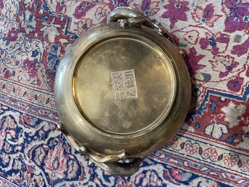 Br&ucirc;le-parfum en bronze &agrave; d&eacute;cor en relief, marque de Xuande, Chine, 19&egrave;me/20&egrave;me si&egrave;cle