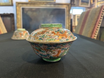 Paire de vols couverts en porcelaine de Chine famille rose de Canton &agrave; d&eacute;cor de dragons, 19&egrave;me si&egrave;cle