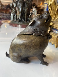 Paire de br&ucirc;le-parfums en bronze en forme de cr&eacute;ature mythique, Chine, 19&egrave;me/20&egrave;me si&egrave;cle
