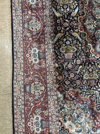 Een vermoedelijk Indisch Qom (Qum/Ghom) tapijt met floraal decor, wol op katoen, 20ste eeuw