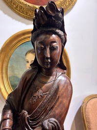 Grande Guanyin entour&eacute;e d'enfants en bois sculpt&eacute;, Chine, 20&egrave;me si&egrave;cle