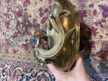 Br&ucirc;le-parfum en bronze &agrave; d&eacute;cor en relief, marque de Xuande, Chine, 19&egrave;me/20&egrave;me si&egrave;cle