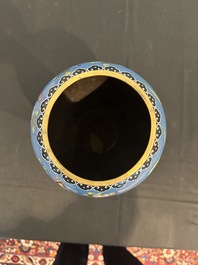 Vase en &eacute;maux cloisonn&eacute;s &agrave; d&eacute;cor de papillons parmi des fleurs sur socle en bronze dor&eacute;, Chine, 19&egrave;me si&egrave;cle