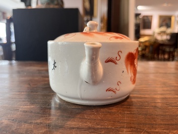 Deux th&eacute;i&egrave;res couvertes et un pot &agrave; pinceaux &agrave; d&eacute;cor figuratif en porcelaine de Chine famille rose et rouge de fer, 19&egrave;me/20&egrave;me si&egrave;cle