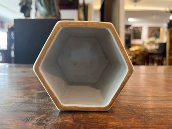 Deux th&eacute;i&egrave;res couvertes et un pot &agrave; pinceaux &agrave; d&eacute;cor figuratif en porcelaine de Chine famille rose et rouge de fer, 19&egrave;me/20&egrave;me si&egrave;cle