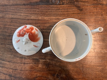 Deux th&eacute;i&egrave;res couvertes et un pot &agrave; pinceaux &agrave; d&eacute;cor figuratif en porcelaine de Chine famille rose et rouge de fer, 19&egrave;me/20&egrave;me si&egrave;cle