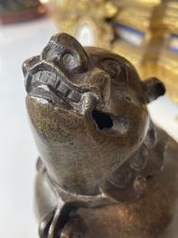 Paire de br&ucirc;le-parfums en bronze en forme de cr&eacute;ature mythique, Chine, 19&egrave;me/20&egrave;me si&egrave;cle