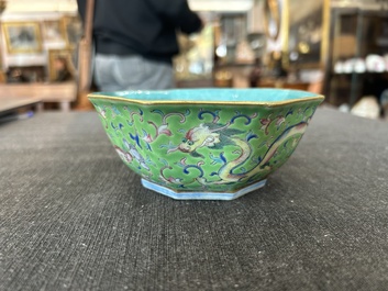 Bol de forme hexagonale en porcelaine de Chine famille rose &agrave; d&eacute;cor de dragons, marque et &eacute;poque de Tongzhi