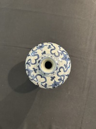 Vase de type meiping en porcelaine de Chine bleu et blanc &agrave; d&eacute;cor de ph&eacute;nix parmi des rinceaux de lotus, Ming