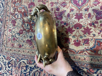 Br&ucirc;le-parfum en bronze &agrave; d&eacute;cor en relief, marque de Xuande, Chine, 19&egrave;me/20&egrave;me si&egrave;cle