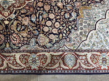 Een Perzisch Kashmir tapijt met floraal decor, zijde op katoen, 20ste eeuw