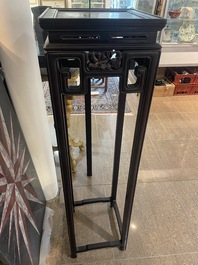 Socle de forme carr&eacute;e en bois sculpt&eacute;, Chine, 19&egrave;me si&egrave;cle