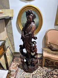 Grande Guanyin entour&eacute;e d'enfants en bois sculpt&eacute;, Chine, 20&egrave;me si&egrave;cle