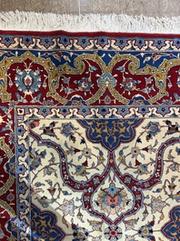 Een Perzisch Tehran tapijt met floraal decor, wol op katoen, 20ste eeuw