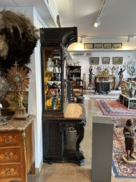 Vitrine en bois dur sculpt&eacute;, Chine ou Vietnam, 19&egrave;me si&egrave;cle